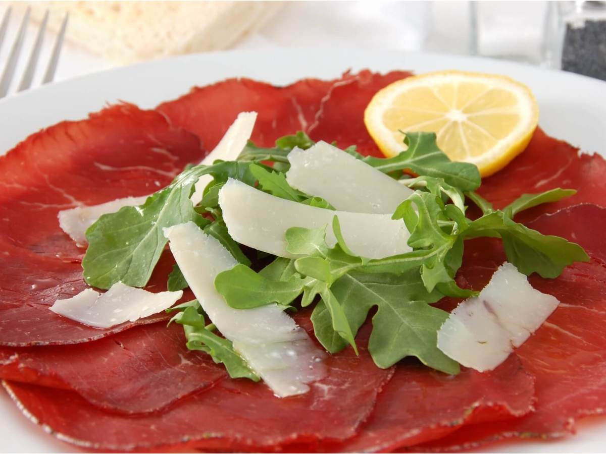 Bresaola con rucola e scaglie di parmigiano – Bresaola vlees met rucola en parmezaanse&nbsp;kaas